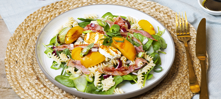 Spinat-Nudelsalat mit Ziegenkäse und gegrilltem Pfirsich
