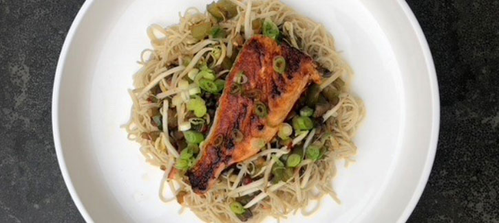 Östliche Nudeln mit Lachs