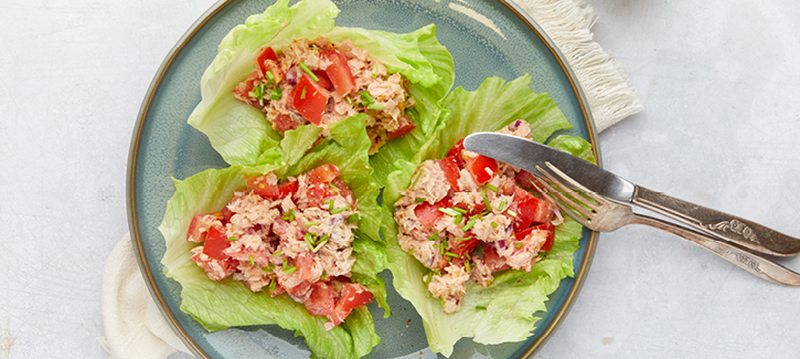 Salatblatt-Wraps mit würzigem Thunfischsalat