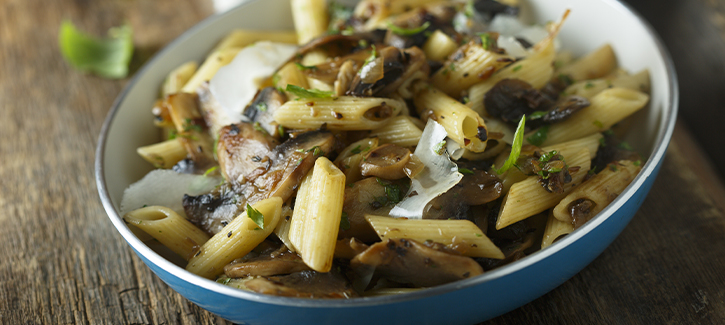 Penne mit Champignons in Knoblauch-Kräuteröl