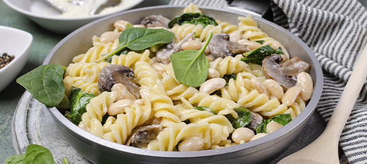 Fusilli mit Champignons, Spinat und Kräutersahnesoße