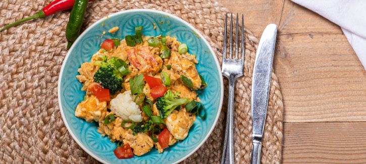Curry mit Hähnchen, Brokkoli, Blumenkohl und Tomate