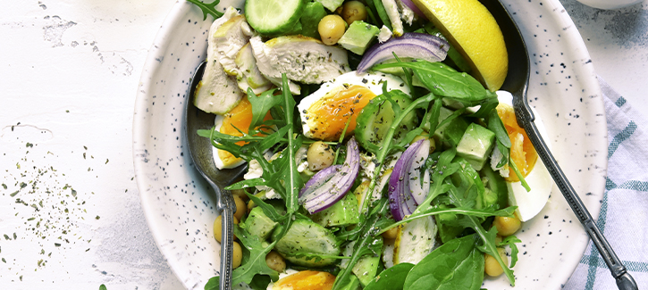 Grüner Salat mit Kichererbsen und Ei