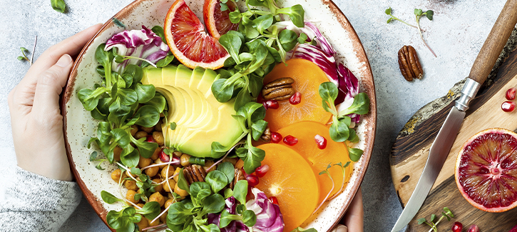 Buddha Bowl mit Kichererbsen, Pekannüssen und Granatapfelkernen