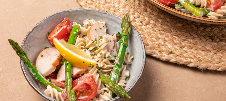 Sommerlicher Nudelsalat mit Hähnchen, Spargel und Zitronenmayonnaise