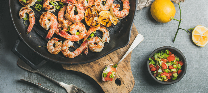 Gegrillte Garnelen mit Tomaten-Gurken-Salat