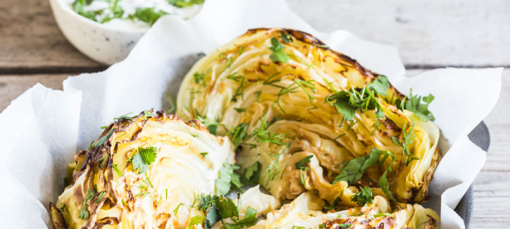 Gegrillter Chinakohl mit Joghurtsoße