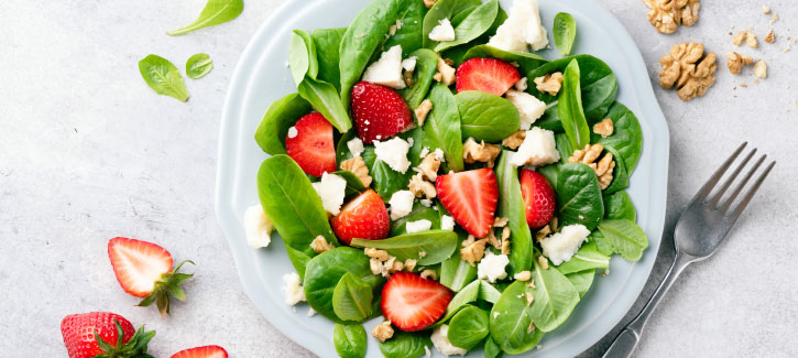 Erdbeersalat mit Ziegenkäse und Walnüssen