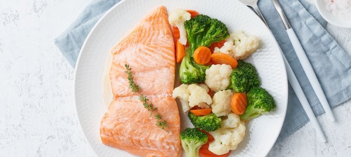 Gedämpfter Lachs mit würzigem Brokkoli, Karotte und Blumenkohl