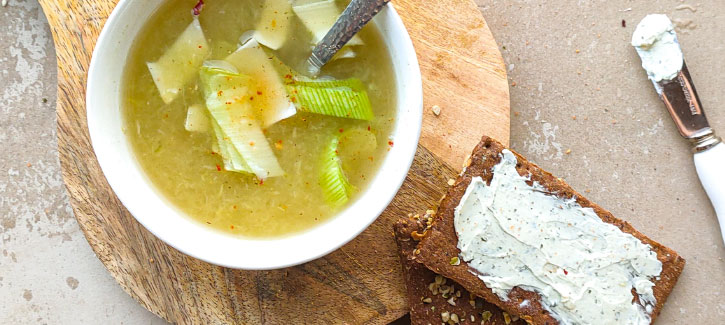 Fenchel-Lauch-Suppe mit Crackern