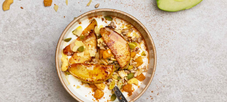 Kokosjoghurt mit Granola und gebackenem Apfel