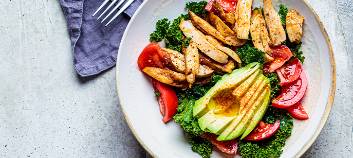 Grünkohlsalat mit Cajun-Hähnchen und Avocado