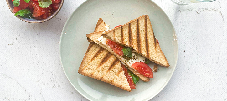 Caprese-Toast mit Tomatensalat