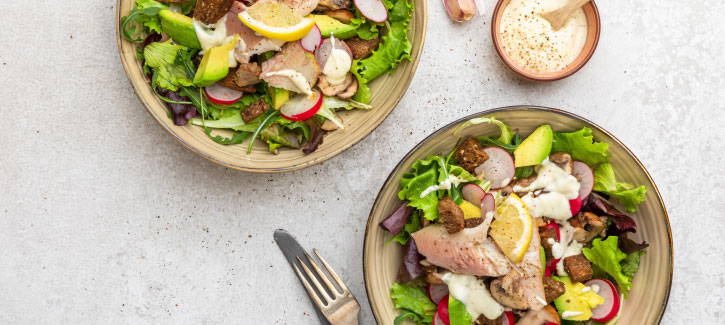 Forellensalat mit Radieschen und Knoblauch-Croutons