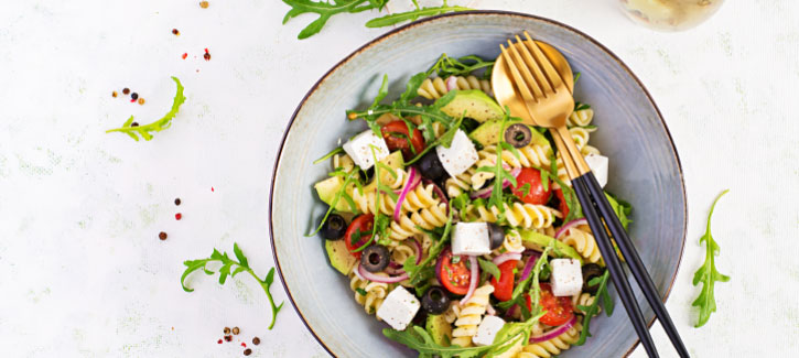 Nudelsalat mit Avocado, Feta und Oliven