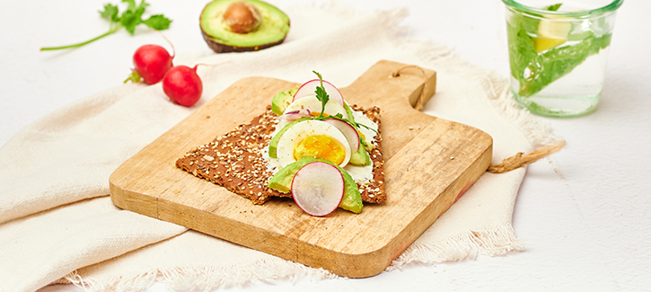 Cracker mit Ei, Radieschen und Avocado