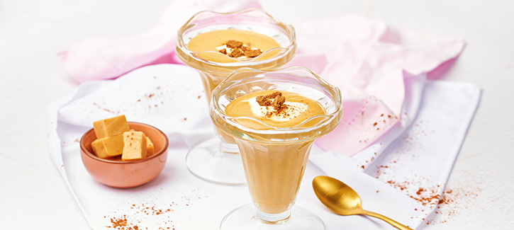 Karamell-Toffee-Dessert mit ‚Schlagsahne‘ und Spekulatius-Bröseln