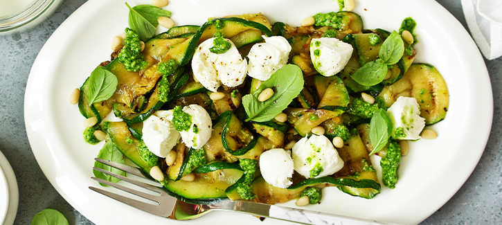 Gegrillter Zucchinisalat mit Mozzarella und Pesto