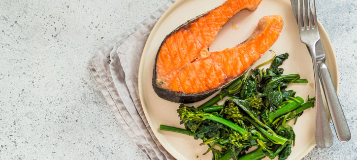 Warmgeräucherter Lachs mit Spargelbrokkoli