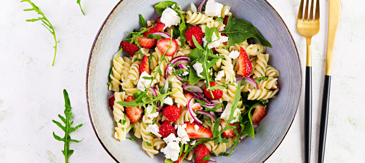 Nudelsalat mit Erdbeere und Feta