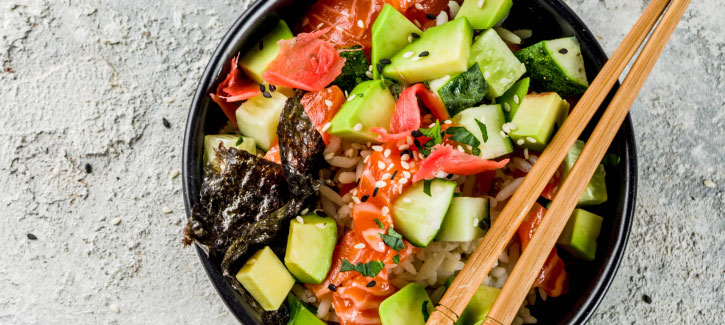 Sushi Bowl mit Risoni, Lachs und Avocado