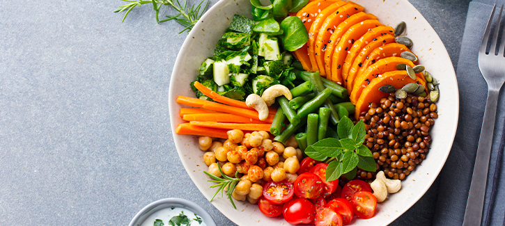 Buddha Bowl mit Kürbis, Kichererbsen und Kirschtomaten