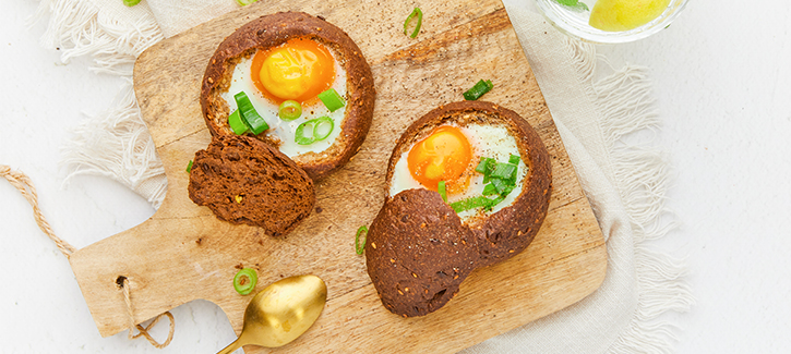 Gefülltes Brötchen mit Ei und Frühlingszwiebel