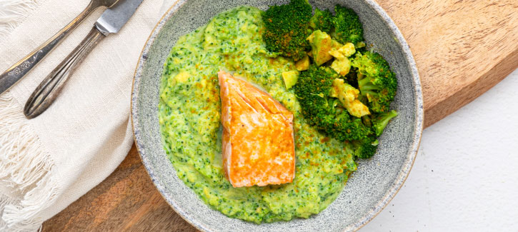 Brokkoli-Curry-Stampf mit Lachs und Avocado