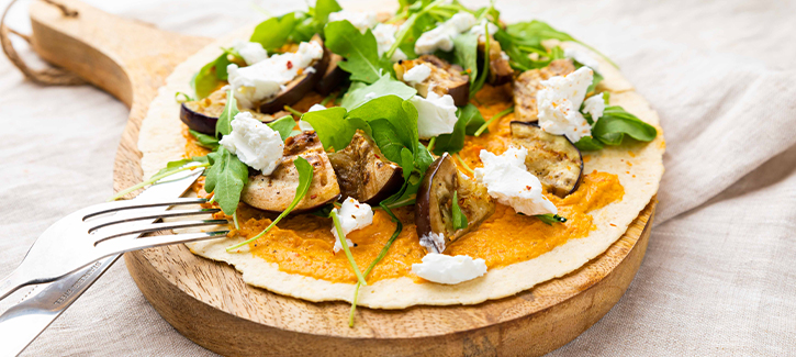 Wrap mit würzigem Hummus, Aubergine und Feta