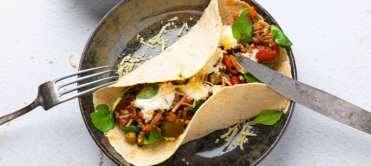 Wrap mit Hackfleisch, Paprika und saurer Sahne