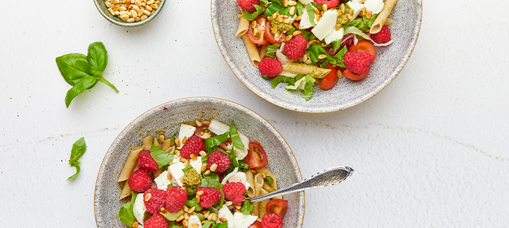 Nudelsalat mit Mozzarella und Himbeeren