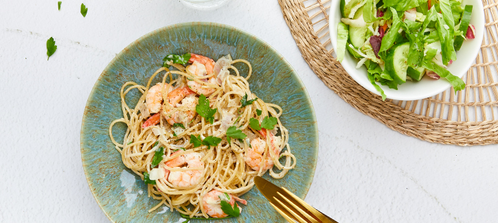 Cremige Spaghetti mit Knoblauchgarnelen und grünem Salat