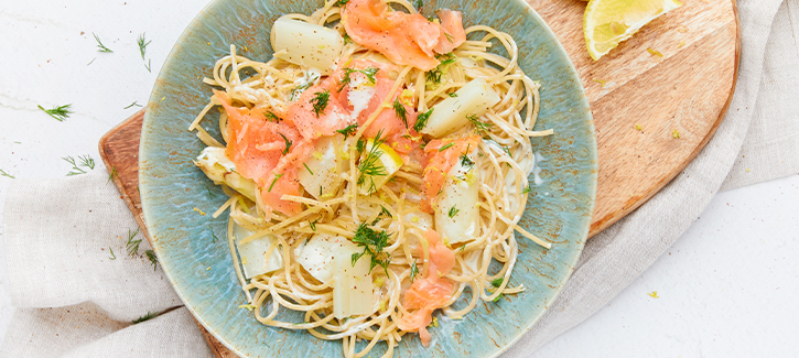 Spaghetti mit weißem Spargel und geräuchertem Lachs
