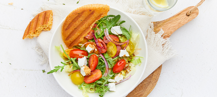 Tomatensalat mit Ziegenkäse und Pita