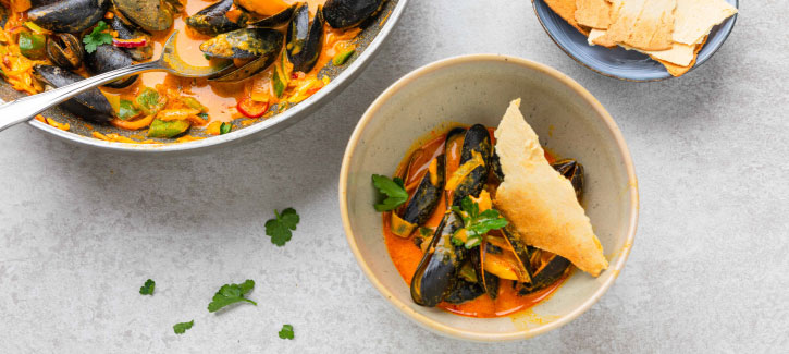 Thaiische Muscheln mit Kokosmilch, gelbem Curry und Tortilla
