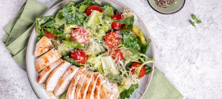 Salat mit gegrilltem Hähnchen und Caesar-Dressing