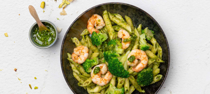 Penne mit Brokkoli-Pistazien-Pesto und Garnelen