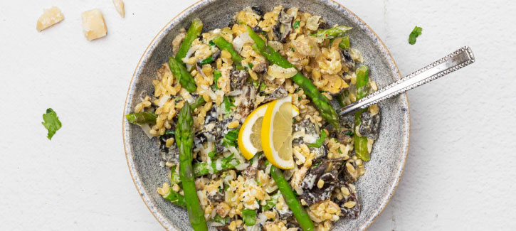 Vegetarisches Risotto mit grünem Spargel
