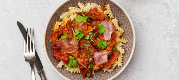 Fusilli Puttanesca mit Parmaschinken