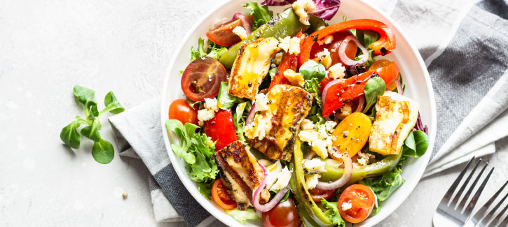 Gemüsesalat mit Halloumi