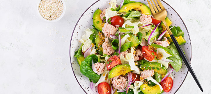 Thunfischsalat mit Avocado und Tomate