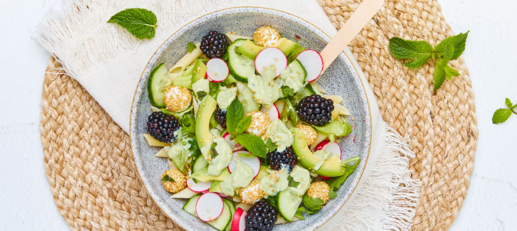 Nudelsalat mit Brombeeren, Ziegenkäse und Avocadocreme