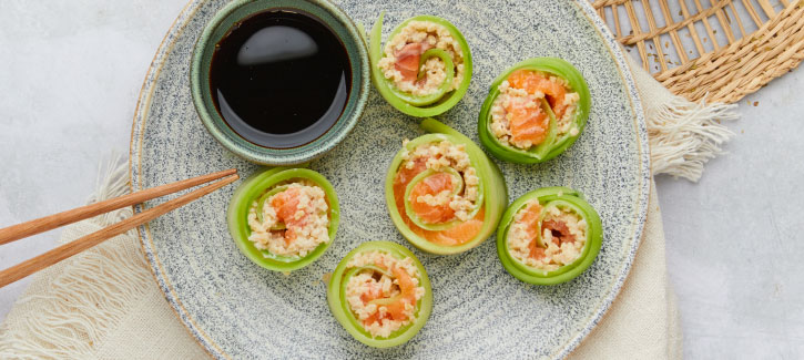 Kohlenhydratarme Sushi mit frischem Lachs