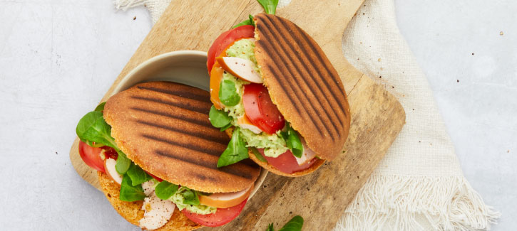 Pita mit geräuchertem Hähnchen und Guacamole