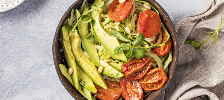 Zucchini-Nudeln mit gegrillten Tomaten