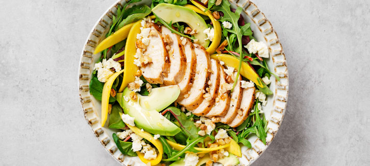 Gegrilltes Hähnchenfilet mit Avocado und Mango