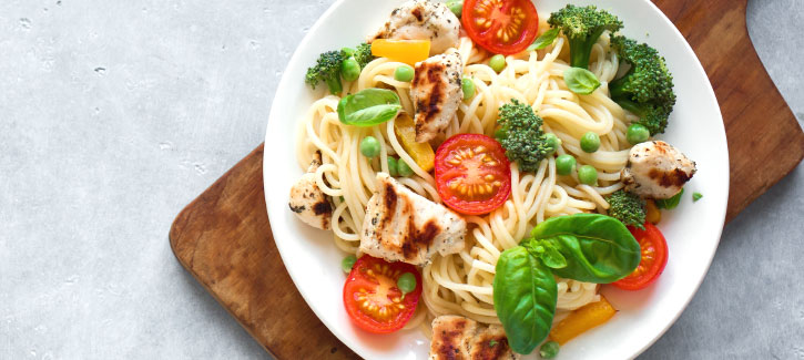 Spaghetti mit Hähnchen und Gemüse