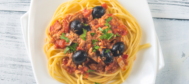 Spaghetti mit Thunfisch und schwarzen Oliven