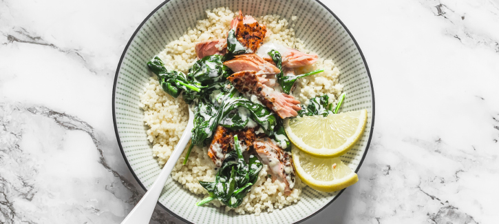 Couscous mit cremigem Spinat und Lachs