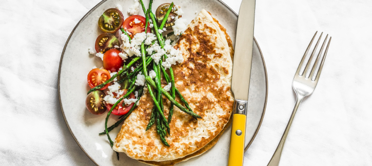 Wrap mit grünem Spargel und Ziegenkäse